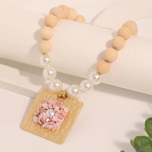 Collier artisanal de perles en bois et perles nacrées avec un pendentif carré doré