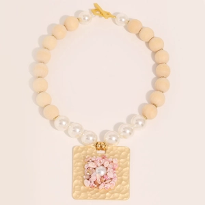 Collier artisanal avec perles en bois, perles et grand pendentif carré en métal martelé