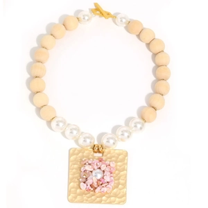 Collier artisanal de perles en bois et nacre avec un grand pendentif carré doré