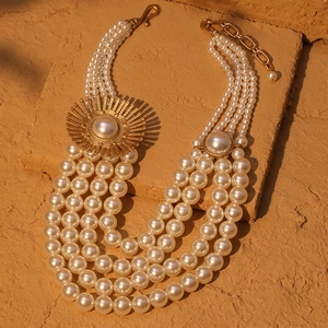 Elegante collana di perle a più strati fatta a mano con dettagli floreali oro vintage