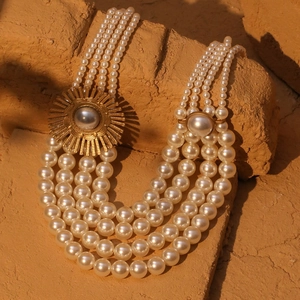 Elegante collana di perle multistrato con fibbia a sole dorato fatto a mano