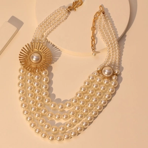 Elegante collana di perle a cinque strati con medaglia a girasole dorata e chiusura regolabile
