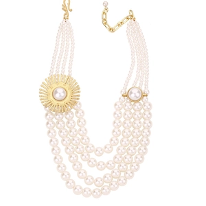 Elegante collana a quattro strati di perle con grande ciondolo a fiore dorato e lucido