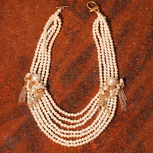 Elegante mehrlagige Perlenkette mit goldenen Quasten und Barockperlen-Anhängern