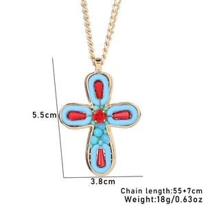 Dettagli della collana con pendente a croce bohémien con strass e perle azzurre