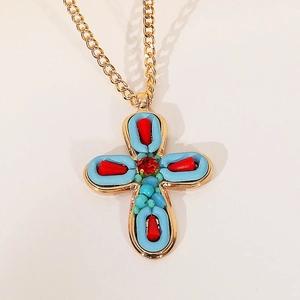 Collana con ciondolo a croce vintage fatta a mano in oro con strass e gemme colorate