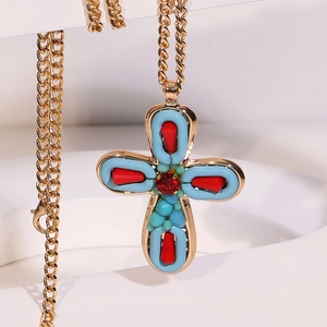 Collana con ciondolo a croce etnica fatta a mano in oro con smalto blu rosso e strass