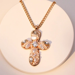 Collana a catena dorata con pendente a croce decorato con perle e cristalli su supporto