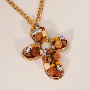 Collier fait main avec pendentif croix, perles naturelles et chaîne en métal doré