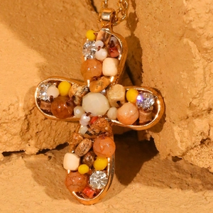 Collier avec pendentif croix bohème fait main avec pierres naturelles et perles