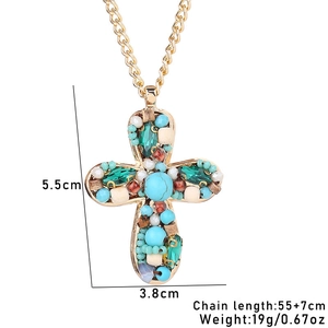 Vue détaillée du pendentif croix fait main avec turquoise et pierres précieuses avec dimensions