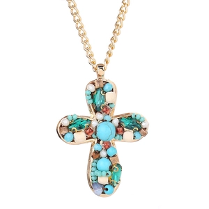 Collier avec pendentif croix perlé fait main, pierres turquoises et vertes sur chaîne dorée