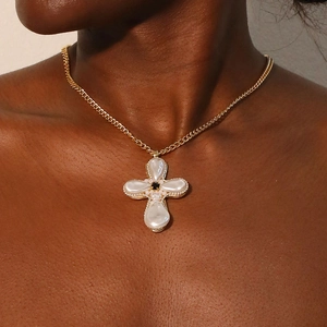 Barocke Kreuz Anhänger Halskette Goldlegierung Mit Weißen Imitationsperlen Und Schwarzem Strass Vintage Schmuck