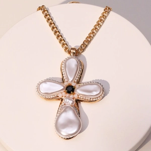 Goldene Gliederkette mit großem Perlenkreuz-Anhänger und schwarzem Schmuckstein