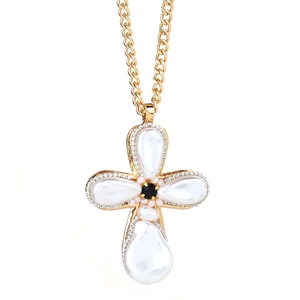 Elegante Goldhalskette mit Vintage-Kreuzanhänger aus Perlenimitat und einem schwarzen Stein