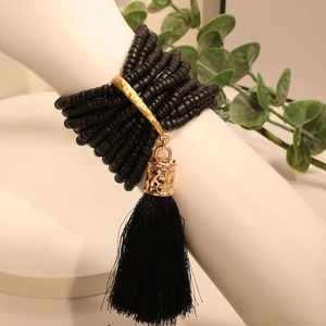 Böhmisches mehrlagiges schwarzes Perlenarmband mit Goldring und langer Seidenquaste