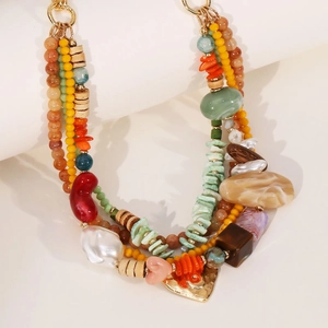Collier bohème multicouche avec pierres naturelles, perles en bois et pendentif cœur doré