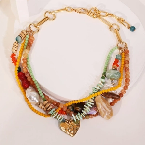 Collier multicouches bohème avec pierres naturelles et pendentif cœur doré