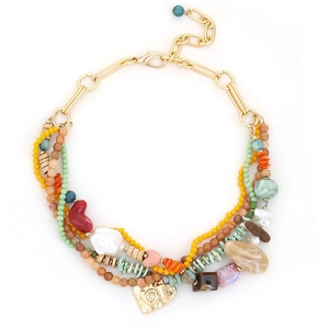 Collier multicouche bohème avec perles de couleurs et pendentifs cœur dorés