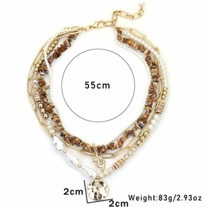Dettaglio collana boho multistrato con pietre naturali, perle e ciondolo a moneta da 2cm