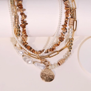 Collana boho a più strati con perle, pietre naturali marroni e un ciondolo a fiore