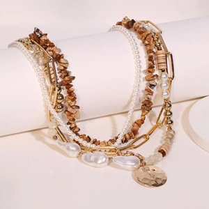 Collana boho multistrato con pietre naturali, perle e ciondolo a rosa dorata