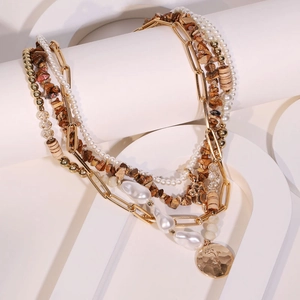 Collana multistrato bohémien con pietre naturali, perle e un ciondolo a forma di moneta
