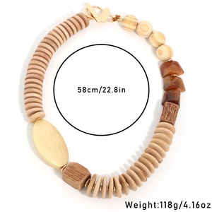 Collana artigianale con perline in legno di cocco e grande ciondolo ovale dorato