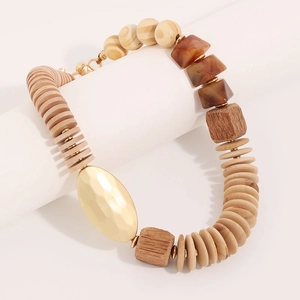 Collana artigianale con perline in legno di cocco e pendente dorato con effetto martellato