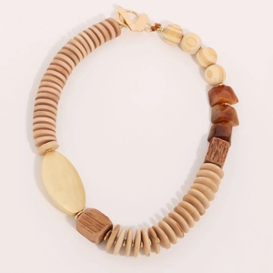 Collana boho fatta a mano con perline in legno di cocco e chiusura a T in metallo oro