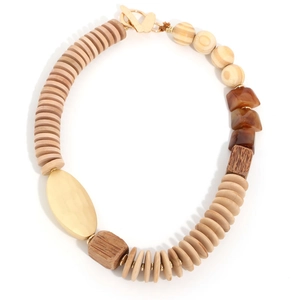 Collana artigianale con perline di legno, blocchi di resina e chiusura a barra dorata