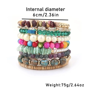 Détail de l'ensemble de bracelets multicouches avec perles d'imitation et pierres