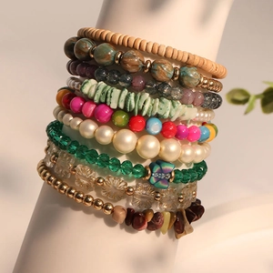 Bracelet multicouche bohème avec perles d'imitation, pierres naturelles et charm papillon