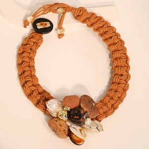 Handgefertigte Boho-Kordelkette mit Perlen und Vintage-Holzperlen-Anhängern
