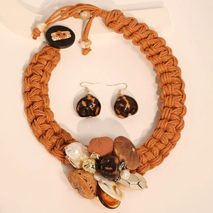 Detail der böhmischen geflochtenen Halskette mit Perlen, Muscheln und Leoparden-Charms