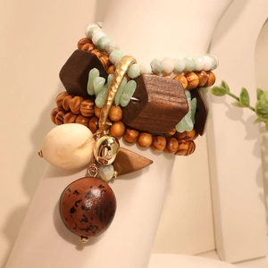 Bracelet bohème multicouche avec perles en bois marron et touches de pierre verte