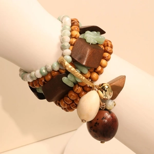 Bracelet multicouche en perles de bois style bohème avec anneau doré et breloques