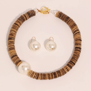 Détail de collier en noix de coco et boucles d'oreilles perles avec fermoir doré en T