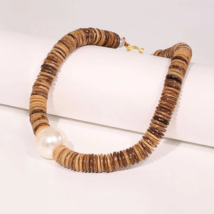 Collier bohème en perles de coco avec une grande perle blanche et fermoir doré