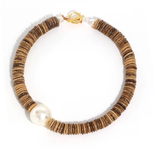 Collier bohème en disques de coco avec perle blanche et fermoir en T doré élégant