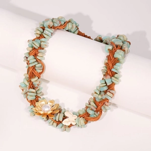 Collar artesanal de piedras turquesas con flor dorada y colgante mariposa de nácar