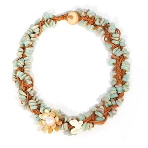 Collar artesanal de piedra natural tejida con colgantes de flor y mariposa en azul y marrón