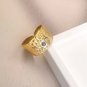 Bague ouverte rétro en acier doré 18K avec œil protecteur en zircon bleu et texture striée