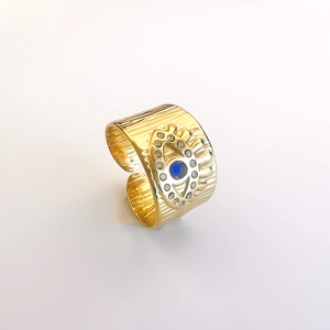Détail d'une bague en or 18K avec zircon bleu œil et surface de bande texturée
