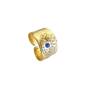 Bague vintage en acier doré 18K avec zircon bleu œil protecteur et texture martelée