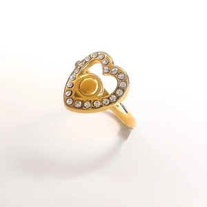 Détail d'une bague dorée ajustable avec cœur ajouré serti de zircons scintillants