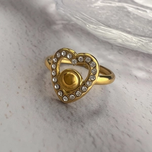 Bague élégante en forme de cœur doré avec design ajouré et pavé de cristaux brillants