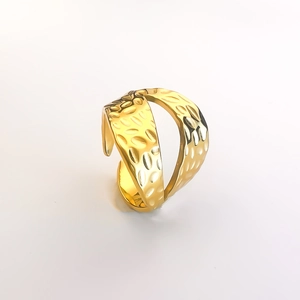 Dettaglio anello in acciaio placcato oro 18k con trama martellata e design aperto