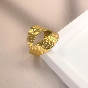 Anello largo aperto placcato oro 18k con trama martellata irregolare per uomo e donna