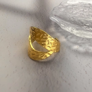 Anello a fascia larga in acciaio inossidabile placcato oro 18k con trama martellata